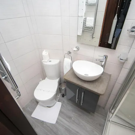 Гостевой дом Glenville House - Adults Only - Incl Free Off-site Health Club With Swimming Pool, Hot Tub, Sauna & Steam Боунес-он-Уиндермер