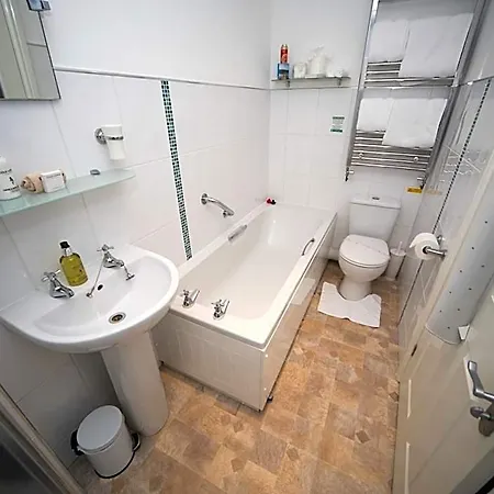 Glenville House - Adults Only - Incl Free Off-site Health Club With Swimming Pool, Hot Tub, Sauna & Steam 4*