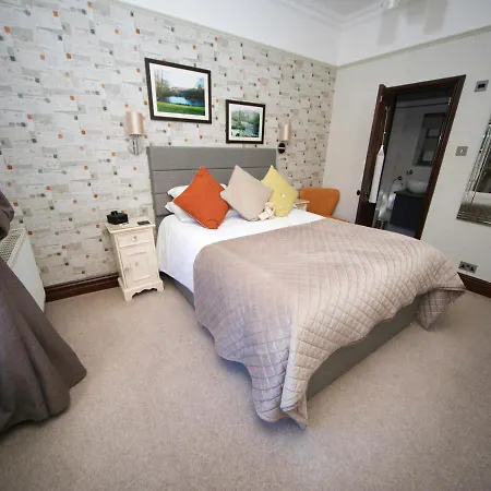 Guest house Glenville House: Adults-only Retreat With Health Club Access