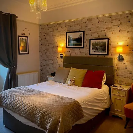 Guest house Glenville House: Adults-only Retreat With Health Club Access